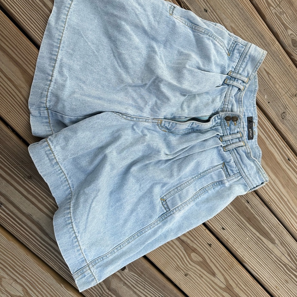 Liz wear pleated shorts